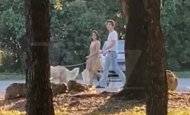 Camila Cabello y Shawn Mendes juntos paseando a su perro