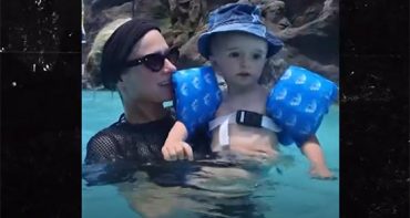 Paris Hilton posa con su hijo en la piscina con el salvavidas al revés