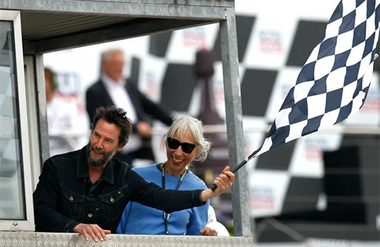 Keanu Reeves y su novia Alexandra Grant en el MotoGP Alemania