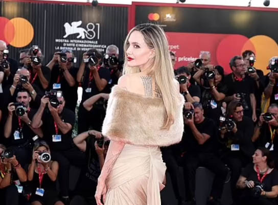 Angelina Jolie en la premier de Maria en el Festival de Venecia