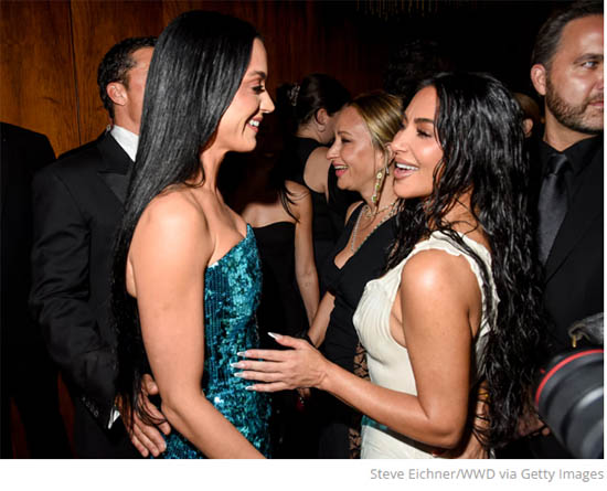 Katy Perry y Kim Kardashian charlando en el evento