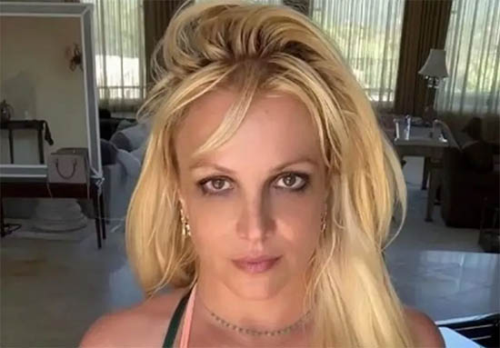 Britney Spears se quemó las cejas y las pestañas con la chimenea 