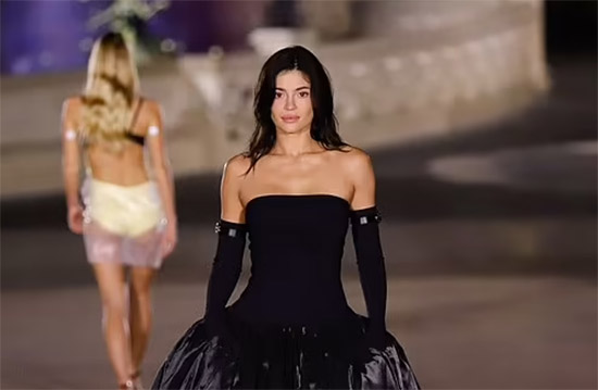 Kylie Jenner a lo Michael Jackson en el Paris Fashion Week