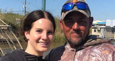 Lana De Rey critica a los paps que la persiguen desde su boda