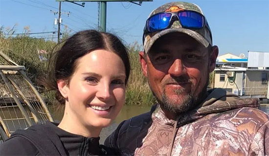 Lana De Rey critica a los paps que la persiguen desde su boda